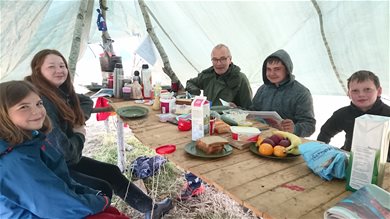 Rognan FSK ved frokostbordet. Fra venstre: Maja, Eli, speiderleder Omar, Eivind og Sander. (Foto: Oda Asphjell).